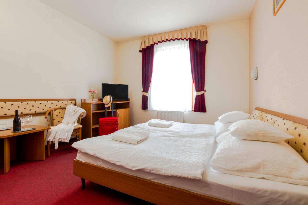 Hotel Imperial Gyogyszallo Es Gyogyfurdo Кишкьорьош Екстериор снимка
