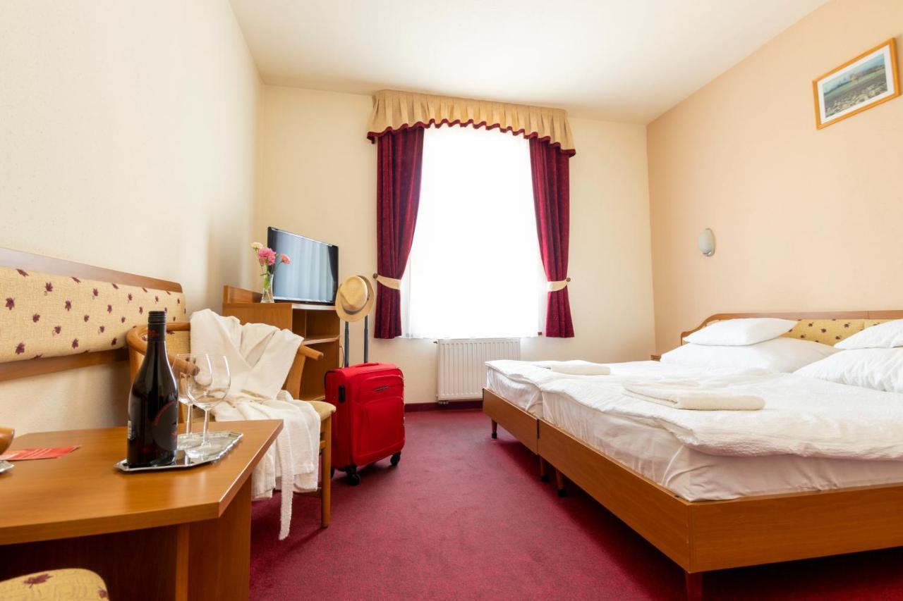 Hotel Imperial Gyogyszallo Es Gyogyfurdo Кишкьорьош Екстериор снимка