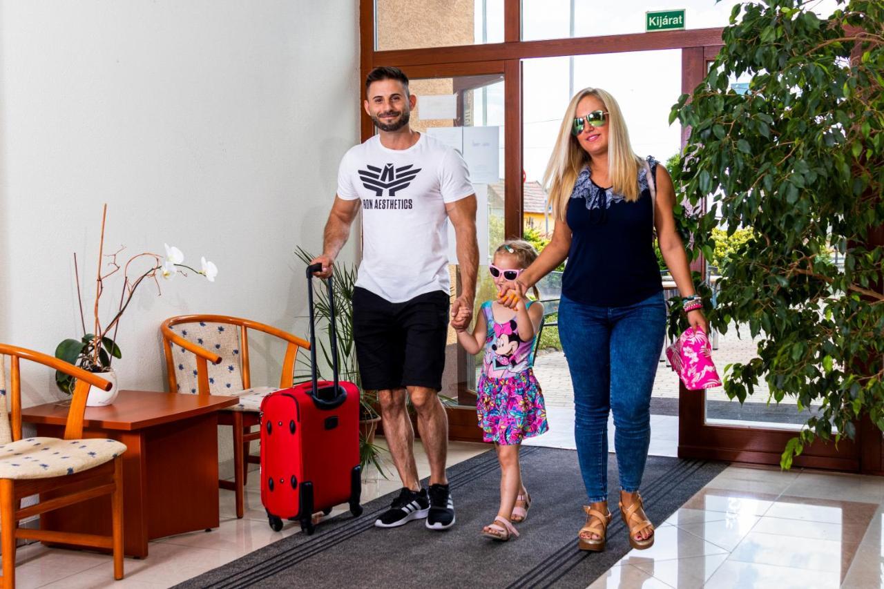 Hotel Imperial Gyogyszallo Es Gyogyfurdo Кишкьорьош Екстериор снимка